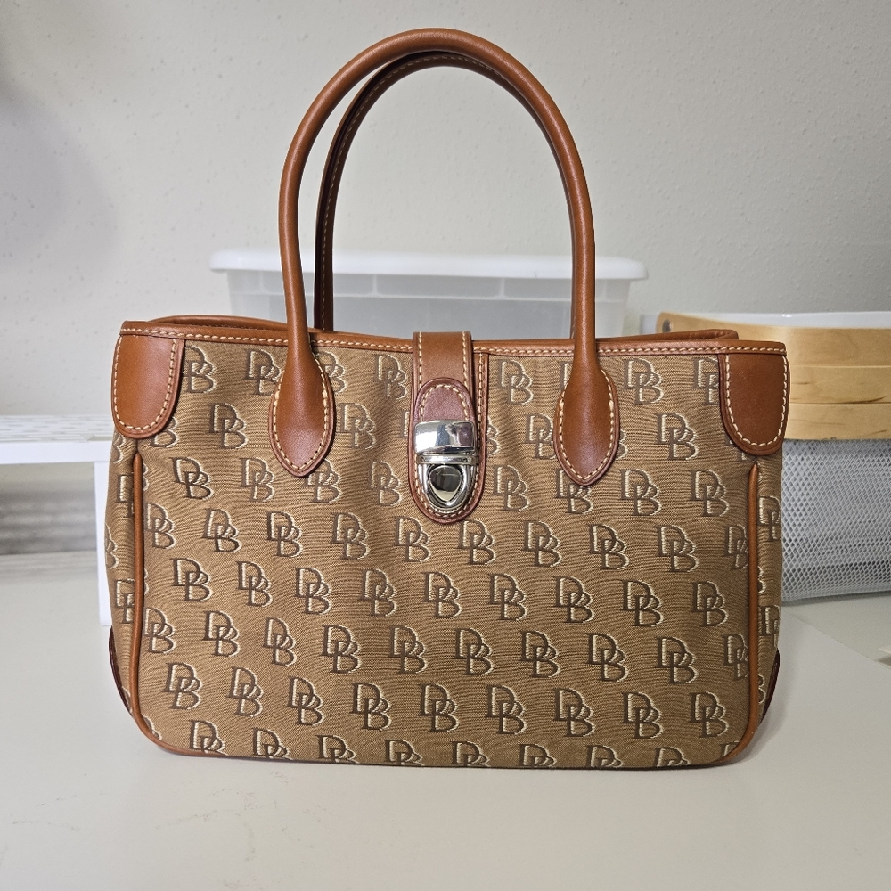 Dooney & Bourke crossbody/ handbag